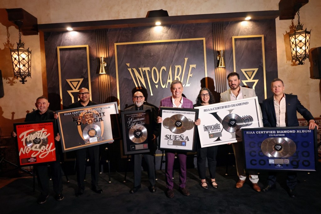 Intocable hace historia con 6 Premios Diamante Latino de la RIAA