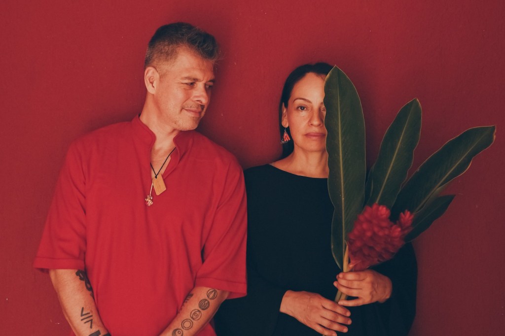 Rodrigo y Gabriela incorporan por primera vez letra y voz a su música en ‘OurHome’, en ‘algo muy poderoso’